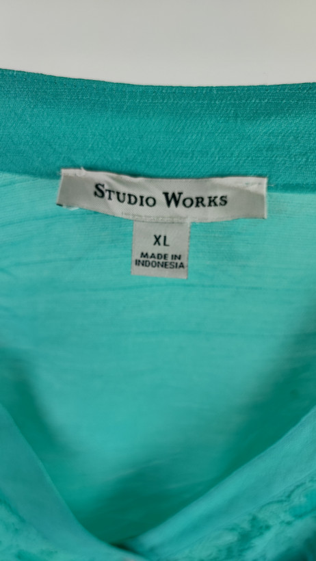 شومیز زنانه استوک وارداتی برند Studio Works رنگ سبز فیروزهای با خرجکار گیپور یقه هفت