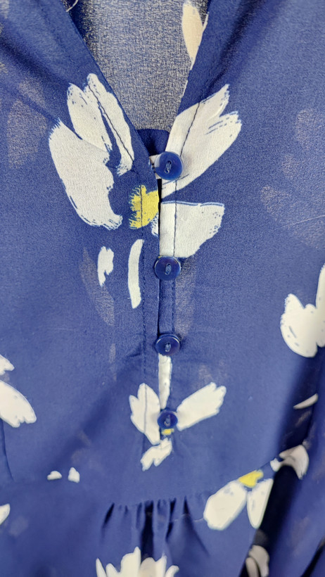 شومیز زنانه سایزبزرگ استوک وارداتی برند لیز کلایبورن رنگ سورمهای طرح گلدار سفید کد