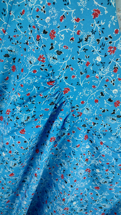 شومیز زنانه سایز بزرگ استوک اروپایی رنگ آبی با طرح ریزگل مناسب استایل تابستانه و روزمره