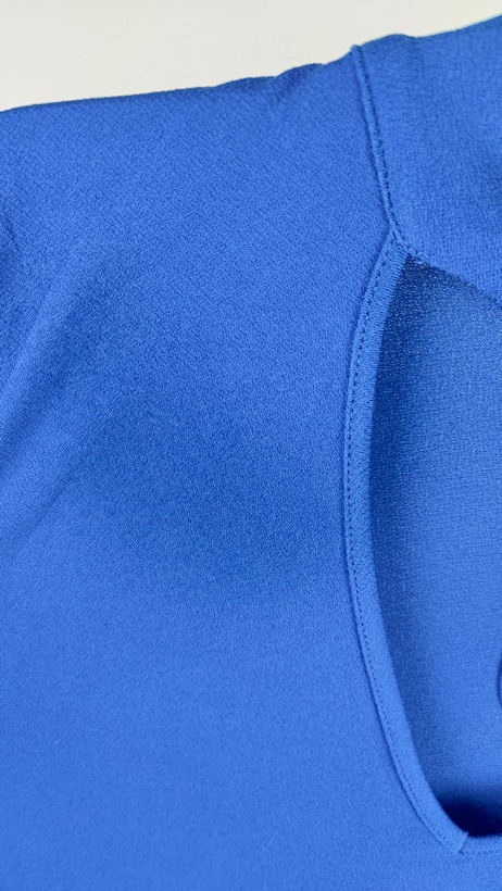 تاپ زنانه استوک وارداتی برند سهس سهس رنگ آبی کاربنی مدل یقه باز مناسب استایل تابستانه و مهمانی