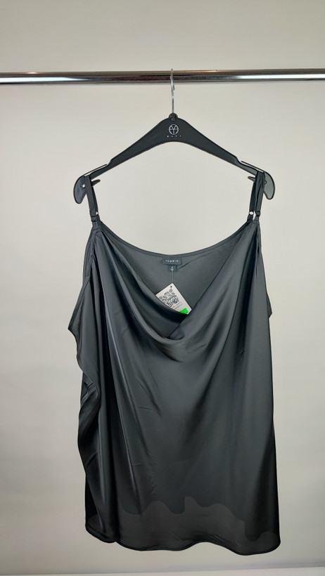 تاپ زنانه سایز بزرگ استوک وارداتی برند تورید رنگ مشکی مدل یقه افتاده و بند قابل تنظیم مناسب مهمانی و استایل شیک