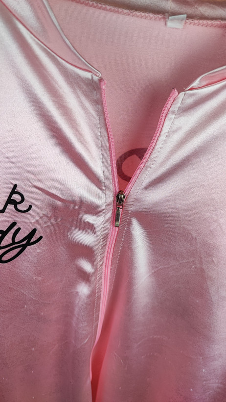سویشرت زنانه سایز بزرگ استوک وارداتی رنگ صورتی براق مدل Pink Lady مناسب استایل اسپرت و روزمره