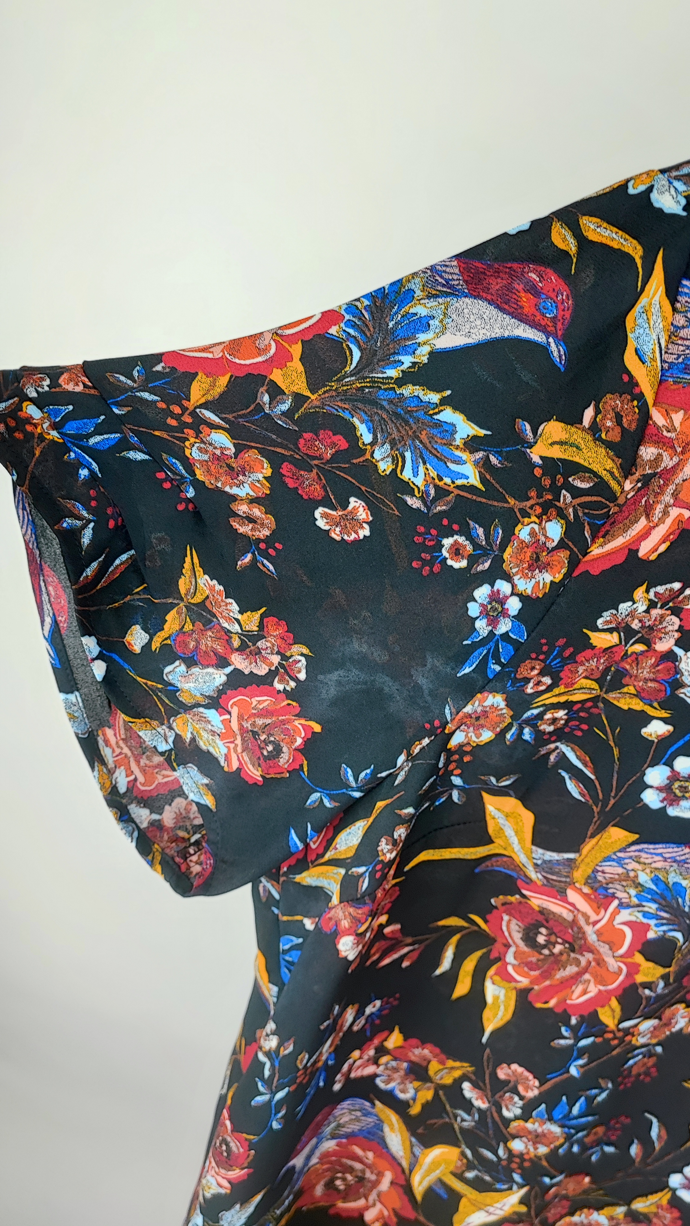 شومیز زنانه سایز بزرگ استوک وارداتی DR2 کد 3474 سایز 48-50 | شومیز مشکی گلدار با قیمت مناسب