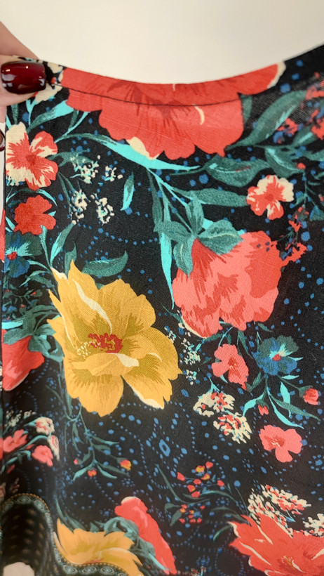 تاپ زنانه سایز بزرگ استوک اورجینال برند تورید طرح گلدار رنگ مشکی مناسب استایل تابستانه و روزمره