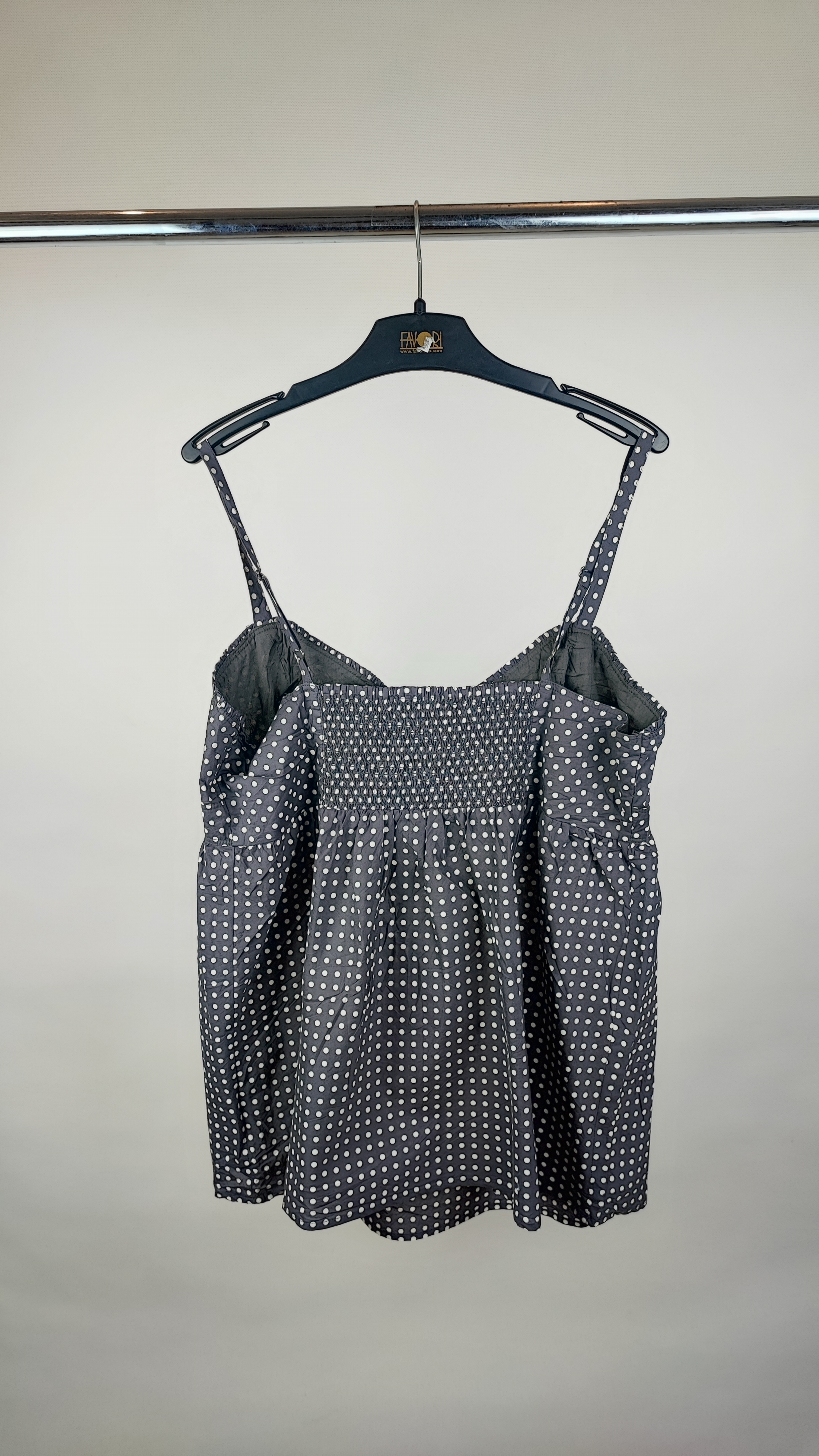 تاپ زنانه استوک وارداتی برند آریزونا جین کمپانی رنگ طوسی طرح خال خالی مدل بندی بدون آستین مناسب استایل تابستانی در فروشگاه زرماه گالری