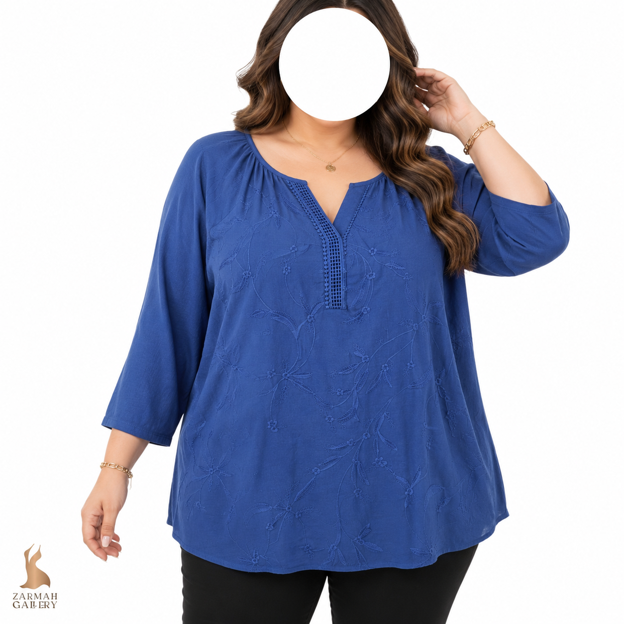 شومیز زنانه سایز بزرگ وارداتی استوک رنگ آبی کاربنی با گلدوزی ظریف و یقه چاک‌دار سایز ۴۸-۵۰ مناسب استایل روزمره