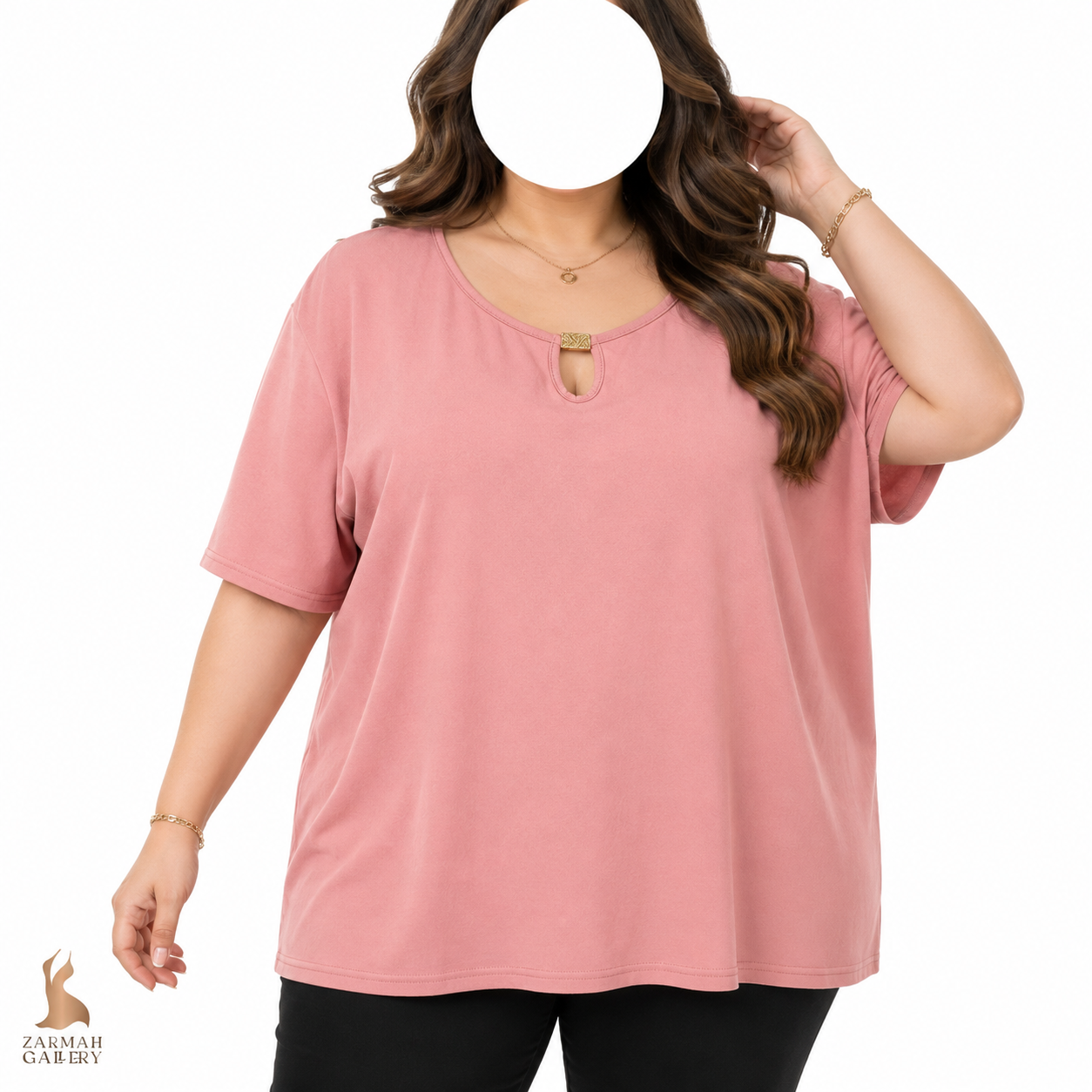 تیشرت زنانه سایز بزرگ وارداتی استوک رنگ صورتی ملایم با طراحی یقه مدل‌دار و سگک نگین‌دار تزئینی سایز ۴۶-۴۸ مناسب استایل تابستانی و روزمره