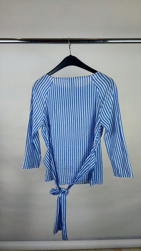 بلوز زنانه استوک اروپایی برند H&M طرح راه راه آبی و سفید سایز ۳۶ و ۳۸ مناسب استایل رسمی و روزمره