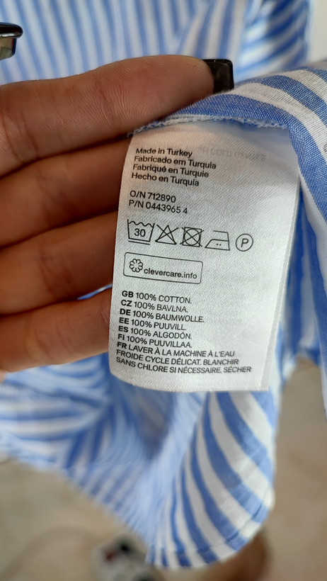 بلوز زنانه استوک اروپایی برند H&M طرح راه راه آبی و سفید سایز ۳۶ و ۳۸ مناسب استایل رسمی و روزمره