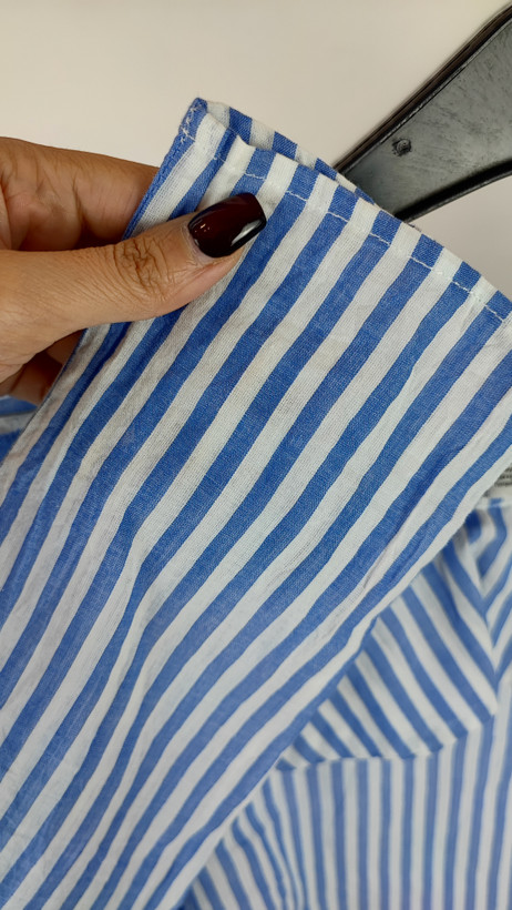 بلوز زنانه استوک اروپایی برند H&M طرح راه راه آبی و سفید سایز ۳۶ و ۳۸ مناسب استایل رسمی و روزمره