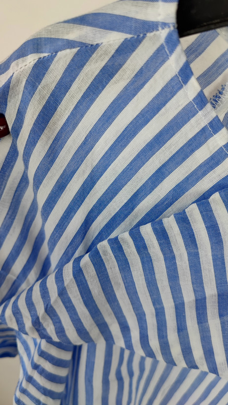 بلوز زنانه استوک اروپایی برند H&M طرح راه راه آبی و سفید سایز ۳۶ و ۳۸ مناسب استایل رسمی و روزمره
