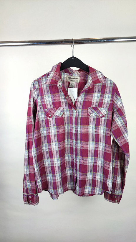 شومیز زنانه استوک اروپایی برند Wrangler طرح چهارخونه رنگ سرخابی و سفید سایز ۴۴ و ۴۶ مناسب استایل اسپرت و روزمره