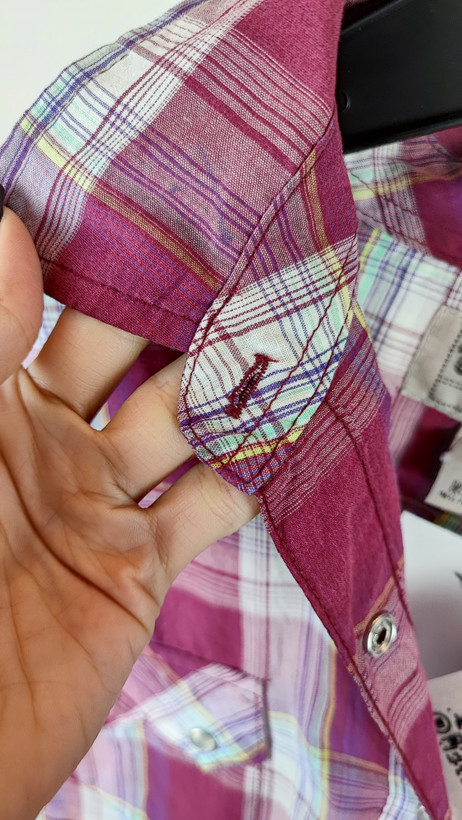 شومیز زنانه استوک اروپایی برند Wrangler طرح چهارخونه رنگ سرخابی و سفید سایز ۴۴ و ۴۶ مناسب استایل اسپرت و روزمره