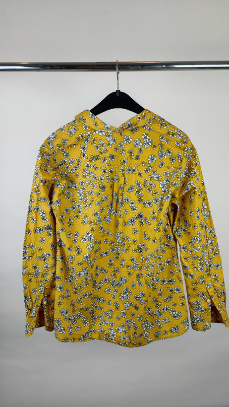 شومیز زنانه استوک اروپایی برند Banana Republic طرح گلدار رنگ خردلی و سفید سایز ۴۰ و ۴۲ مناسب استایل رسمی و روزمره