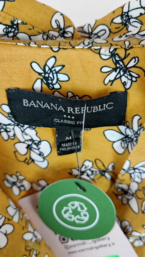 شومیز زنانه استوک اروپایی برند Banana Republic طرح گلدار رنگ خردلی و سفید سایز ۴۰ و ۴۲ مناسب استایل رسمی و روزمره