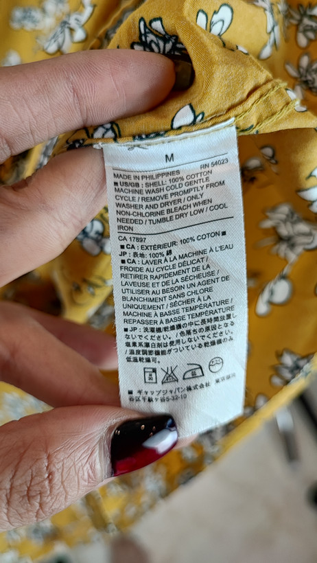 شومیز زنانه استوک اروپایی برند Banana Republic طرح گلدار رنگ خردلی و سفید سایز ۴۰ و ۴۲ مناسب استایل رسمی و روزمره