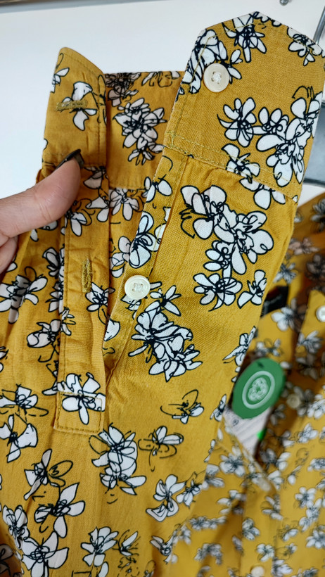 شومیز زنانه استوک اروپایی برند Banana Republic طرح گلدار رنگ خردلی و سفید سایز ۴۰ و ۴۲ مناسب استایل رسمی و روزمره