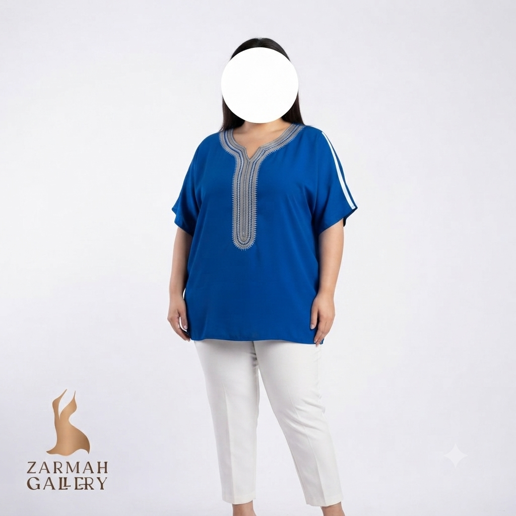بلوز زنانه استوک وارداتی رنگ آبی کاربنی با حاشیه‌دوزی و گلدوزی سنتی سفید دور یقه مناسب استایل تابستانه و روزمره