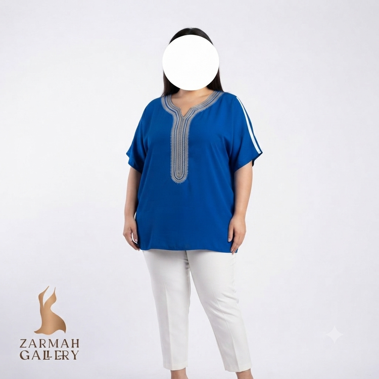 بلوز زنانه استوک وارداتی رنگ آبی کاربنی با حاشیهدوزی و گلدوزی سنتی سفید دور یقه مناسب استایل تابستانه و روزمره