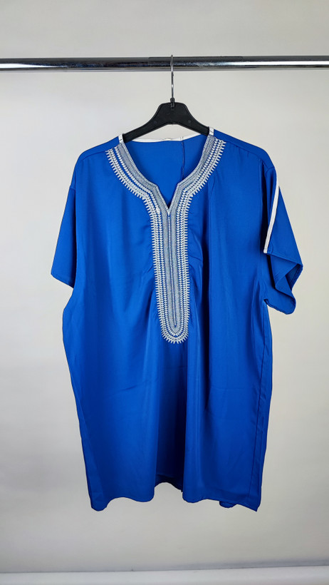 بلوز زنانه استوک وارداتی رنگ آبی کاربنی با حاشیهدوزی و گلدوزی سنتی سفید دور یقه مناسب استایل تابستانه و روزمره