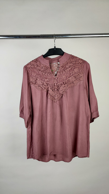 شومیز زنانه استوک وارداتی رنگ مِیو (صورتی چرک) دارای پنل گیپور و تور روی سینه آستین سه چهارم مناسب استایل مجلسی و روزمره