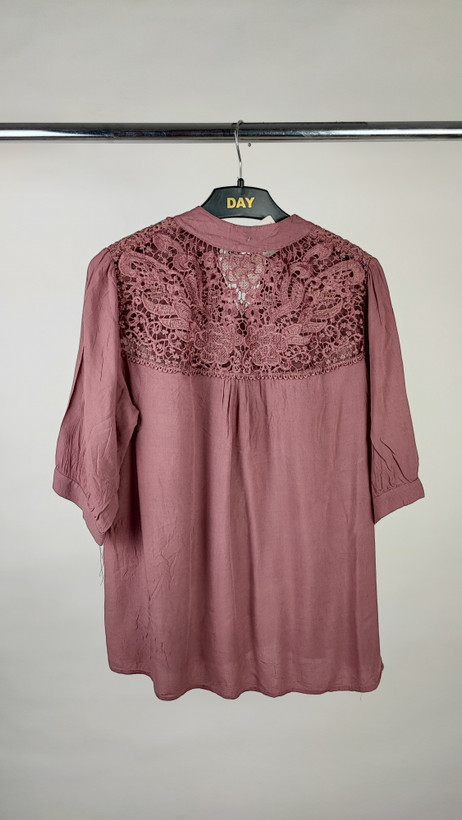 شومیز زنانه استوک وارداتی رنگ مِیو (صورتی چرک) دارای پنل گیپور و تور روی سینه آستین سه چهارم مناسب استایل مجلسی و روزمره