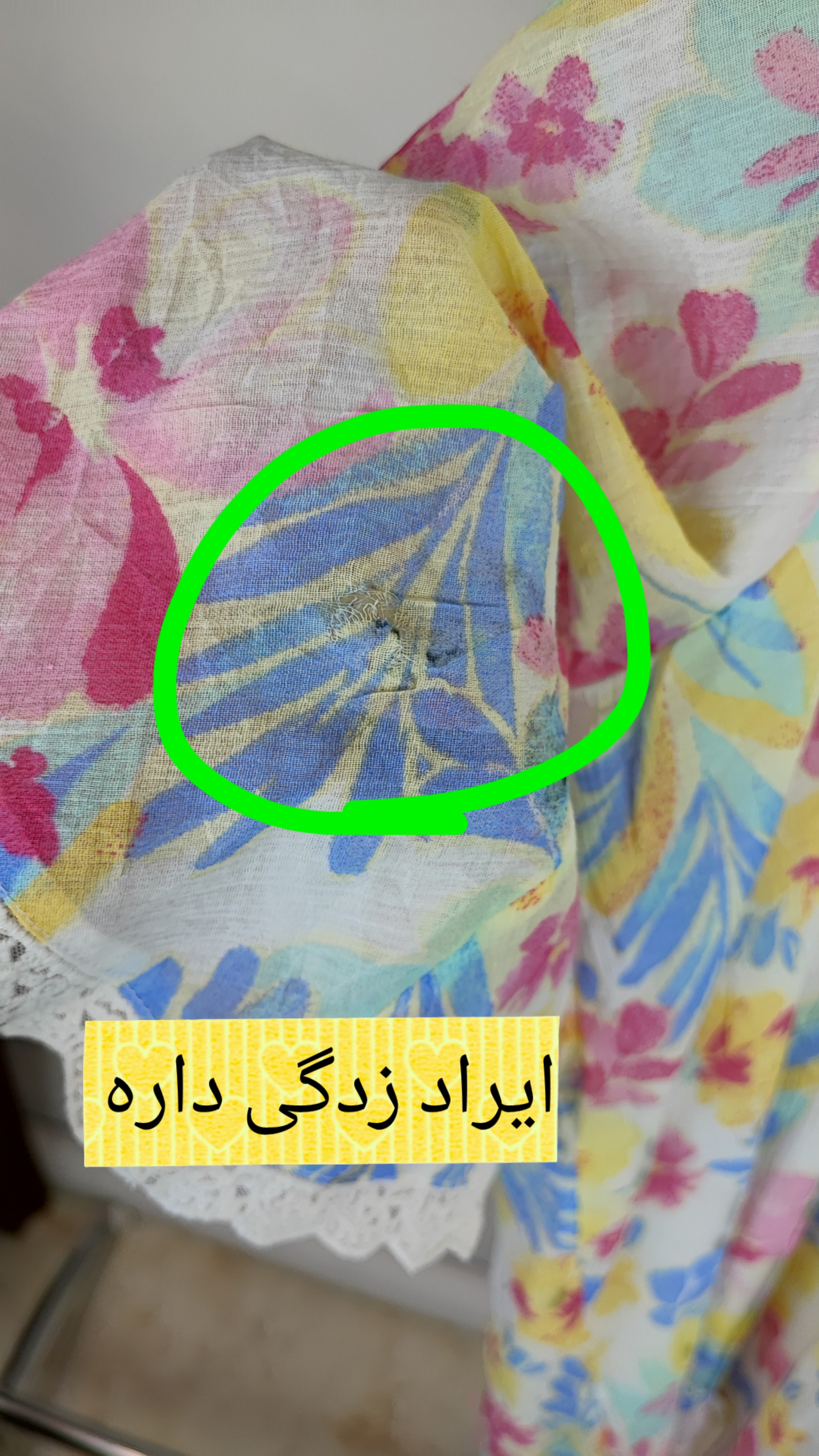 شومیز زنانه استوک وارداتی برند بلر کد ۳۵۱۹ طرح گلدار رنگی با جزئیات گیپور مناسب استایل تابستانی