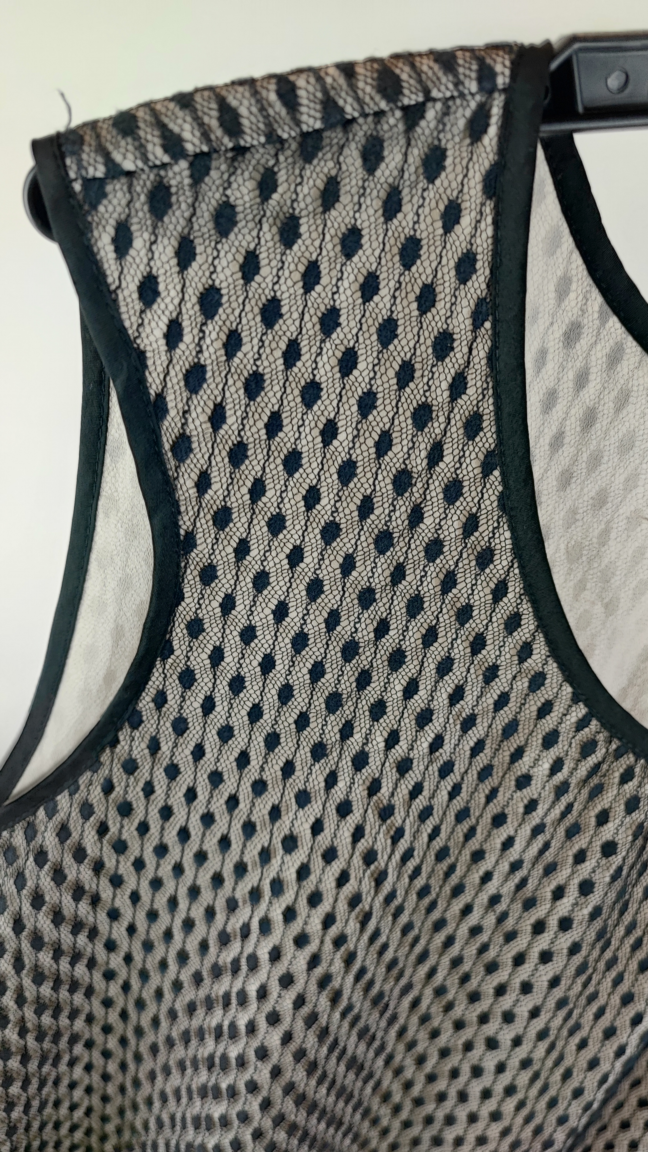 تاپ زنانه استوک وارداتی برند کلدواتر کریک طرح توری و مشکی کرم سایز بزرگ مناسب استایل مجلسی و شیک