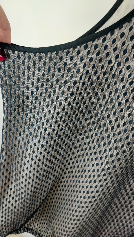 تاپ زنانه استوک وارداتی برند کلدواتر کریک طرح توری و مشکی کرم سایز بزرگ مناسب استایل مجلسی و شیک