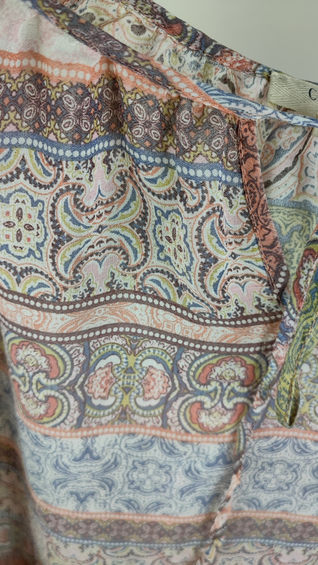 شومیز زنانه سایز بزرگ استوک برند کومو بلو طرحدار سنتی مدل آستین سه ربع دارای ایراد جزئی در قسمت چاک لباس مناسب روزمره