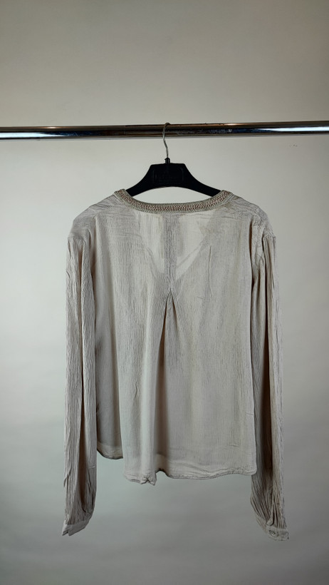 شومیز زنانه استوک وارداتی برند Anthropologie رنگ کرم روشن سایز ۴۲ تا ۴۴ مناسب استایل بوهو و روزمره