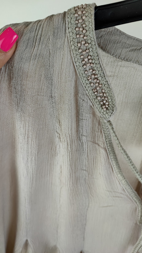 شومیز زنانه استوک وارداتی برند Anthropologie رنگ کرم روشن سایز ۴۲ تا ۴۴ مناسب استایل بوهو و روزمره