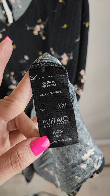 شومیز زنانه آستین کوتاه سایز بزرگ استوک اورجینال برند بوفالو (Buffalo David Bitton) طرح گلدار زمینه تیره سایز ۵۴-۵۶ مناسب استایل رسمی و روزمره