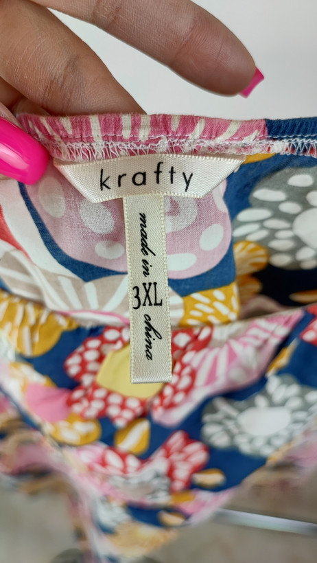 تاپ بندی زنانه سایز بزرگ استوک اروپایی برند کرفتی (Krafty) طرح گلدار رنگارنگ سایز ۴۲-۴۴ مناسب فصل تابستان