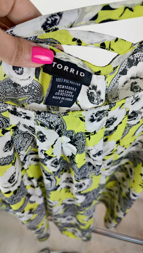 تاپ رکابی زنانه استوک اروپایی برند تورید (Torrid) طرح گلدار رنگ زرد و مشکی سایز ۴۶-۴۸ مناسب فصل تابستان