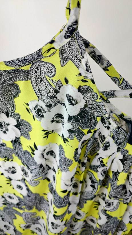 تاپ رکابی زنانه استوک اروپایی برند تورید (Torrid) طرح گلدار رنگ زرد و مشکی سایز ۴۶-۴۸ مناسب فصل تابستان