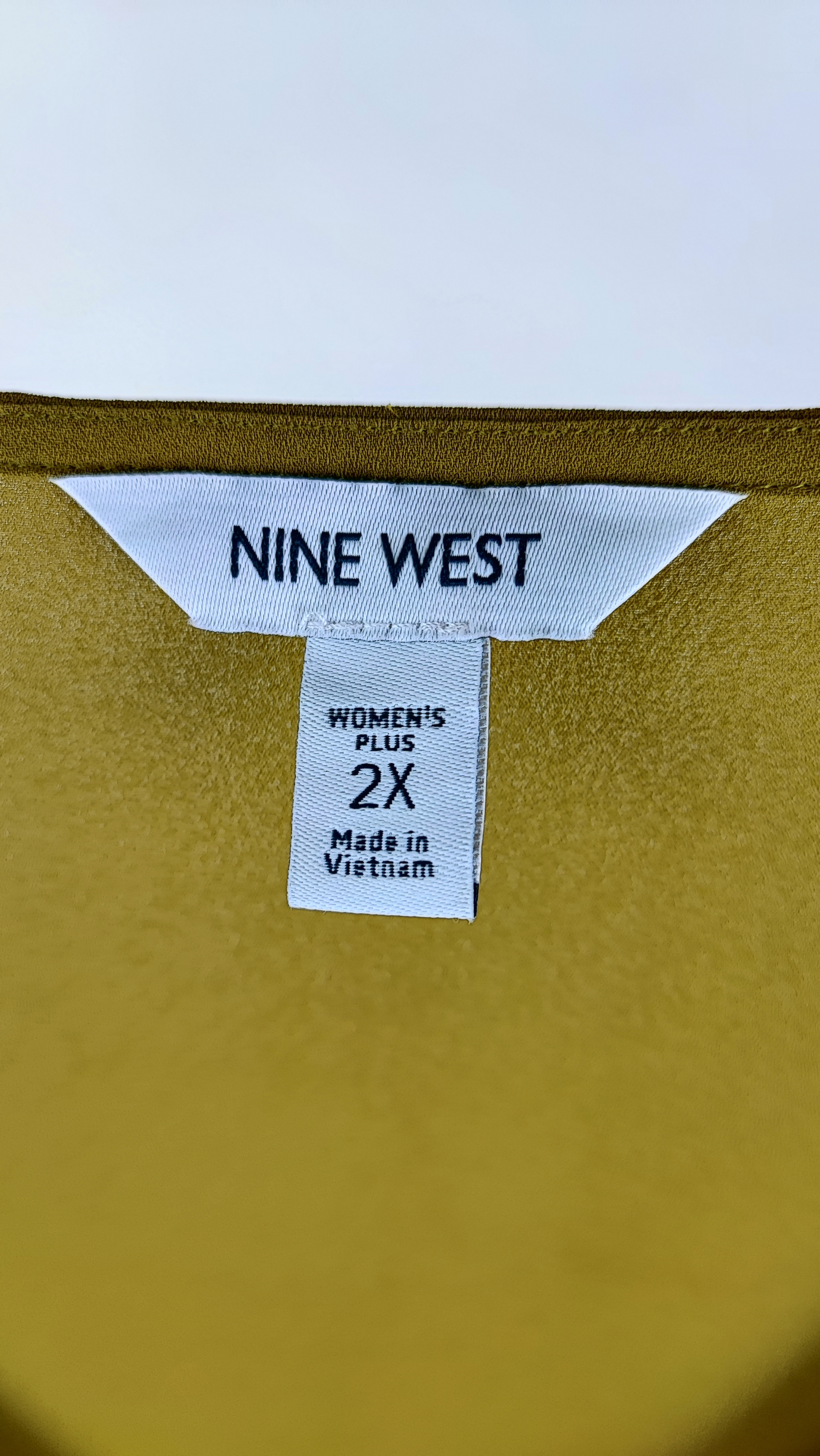 تاپ زنانه سایزبزرگ استوک اروپایی برند Nine West رنگ خردلی مناسب استایل مجلسی و تابستانه