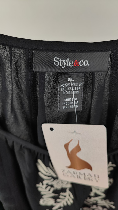 شومیز زنانه مجلسی سایز بزرگ مشکی برند Style&Co با طرح گلدوزی روی سینه مناسب استایل خاص