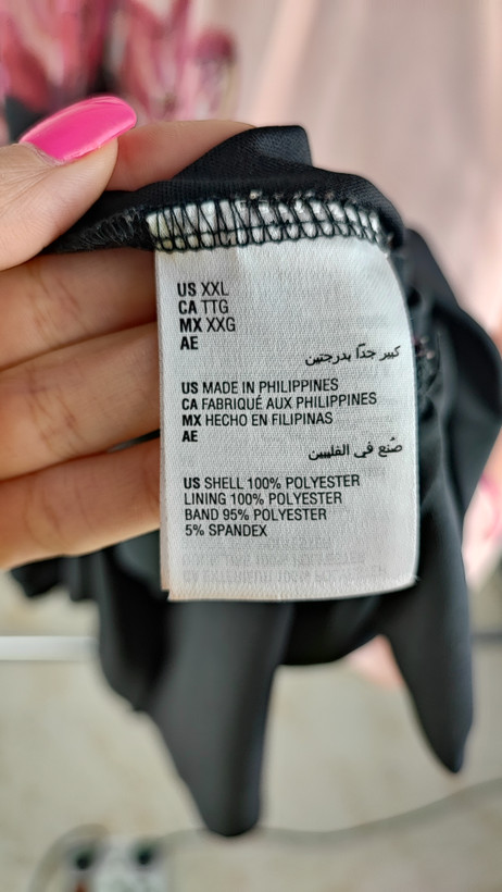 شومیز مجلسی زنانه سایز بزرگ استوک برند جیام کالکشن طرح گلدار رنگ ترکیبی مشکی و صورتی مناسب استایل شیک