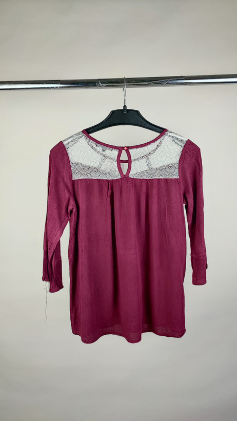 شومیز زنانه استوک رنگ سرخابی تیره طرح گیپور در سرشانه برند تاکارا گریلز کد 4077 مناسب استایل مجلسی و مهمانی