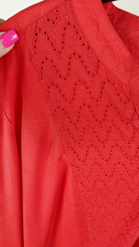 شومیز زنانه سایز بزرگ قرمز رنگ استوک وارداتی برند است جانز بی مناسب استایل روزمره و رسمی